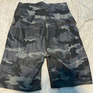 Beyond Yoga camo short